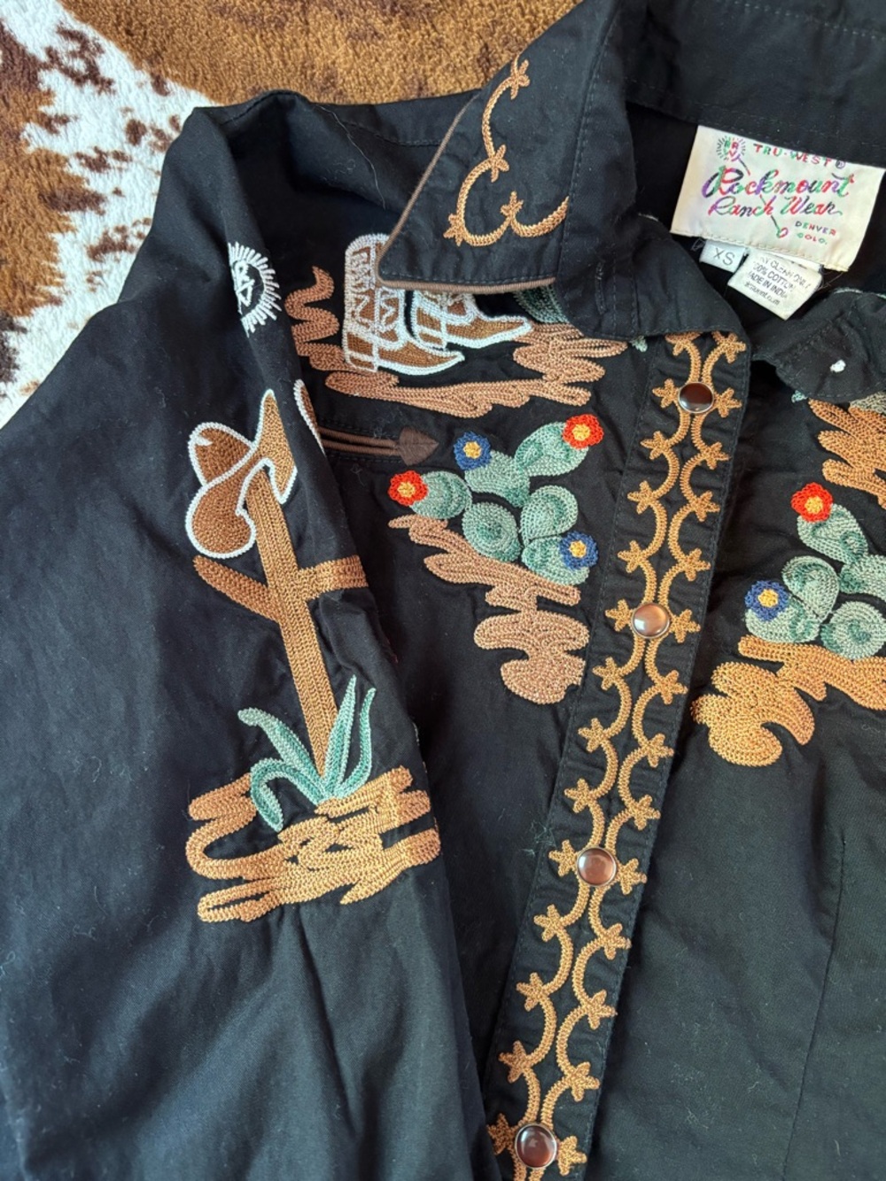 Rockmount pearl snap with intricate embroidery - Picture 3 of 8